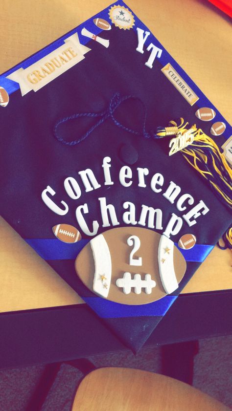 Graduation Cap Designs Football, Football Graduation Cap Ideas, Cap Decoration Graduation, Graduation Hats, College Football Players, Boy Graduation, Grad Cap Designs, Football College, Graduation Art