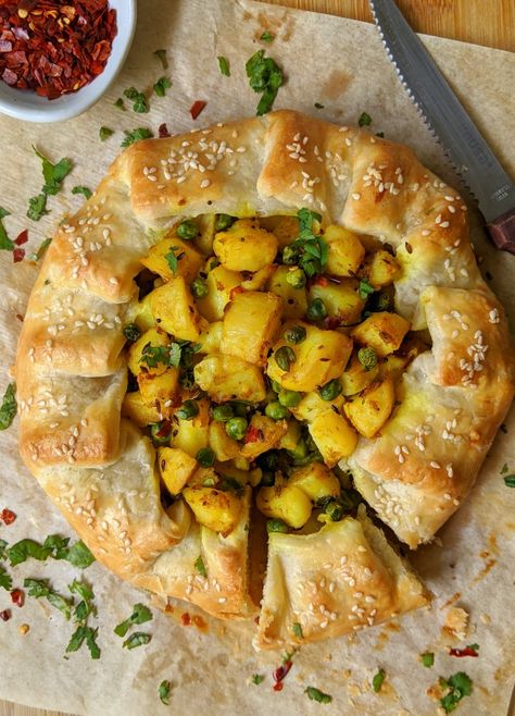 Samosa Galette, Savory Galette, Sour Cream Pastry, Vegetable Samosa, Cream Pastry, Samosa Recipe, Galette Recipe, Homemade Pastries, Pot Pies Recipes