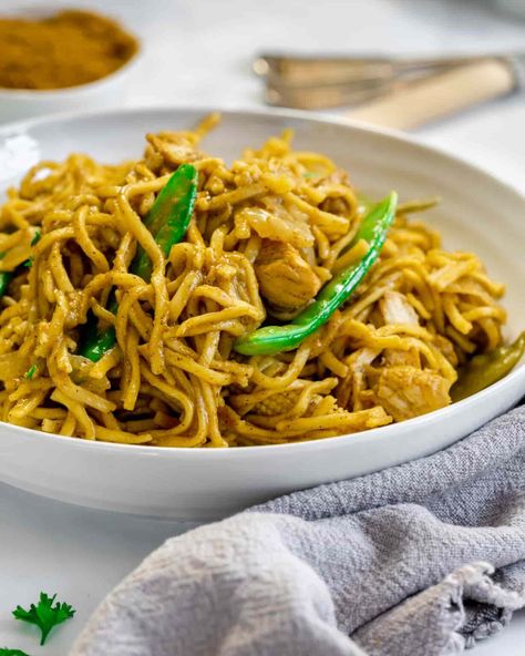 slow cooker chinese chicken curry noodles with vegetables. Family fakeaway recipe that is perfect for any day of the week. #fakeawayrecipe #chinesechickencurry #curry #familyrecipes #applytofaceblog #chickencurry How To Cook Noodles, Chow Mein Recipe Vegetable, Chinese Chow Mein, Stir Fried Noodles, Shrimp Enchiladas, Vegetable Chow Mein, 5 Star Recipes, High Protein Chicken, Fried Rice Recipes