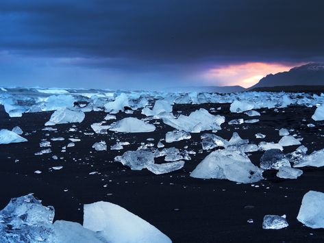 Iceland Diamond Beach, Diamond Beach Iceland, Iceland Beach, Iceland Northern Lights, Winter Northern Lights, Diamond Beach, Fate Stay Night Anime, Visit Iceland, Holiday Places