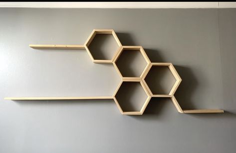 Organizing Shelves Bedroom, Hexagon Shelf Ideas, Honeycomb Wall Art, Hexagon Furniture Design, Diy Honeycomb Shelves, Hexagon Shelf Decor, Hexagonal Shelf, Hexagon Wall Decor, Hexagonal Shelves