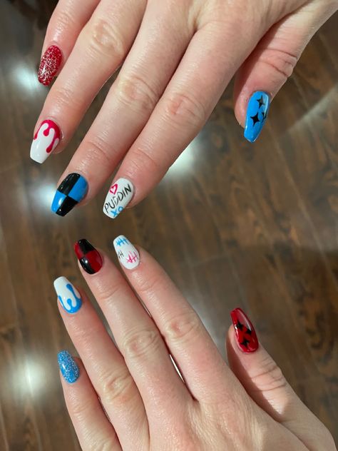 Red And Blue Nail Designs, Harley Quinn Nails Acrylic, Harley Quinn Nails Designs, Harley Quinn Nail Art, Joker Nails Designs, Dc Nails, Harley Quinn Nails, Joker Nails, Bio Gel Nails