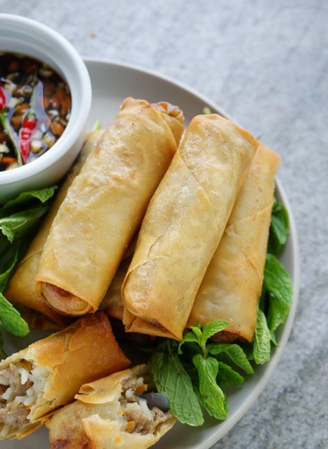 Vietnamese Eggroll, Vietnamese Egg Rolls, Egg Roll Recipe, Lumpia Recipe, Egg Roll Filling, Asian Appetizers, Filipino Style, Spring Roll Recipe, Classic Appetizers