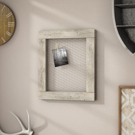 Chicken Wire Photo Display, Hanging Multiple Pictures, While Chicken, Signature Picture Frame, Pallet Picture Frames, Pallet Pictures, Rustic Wood Crafts, Jeweled Picture Frame, Clip Picture Frame