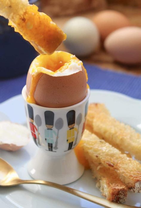 Creative Egg Recipes, Dippy Eggs And Soldiers, Coddled Eggs, British Breakfast, Great British Food, Eggs And Soldiers, Dippy Eggs, Boiled Egg Diet, Fry Bread