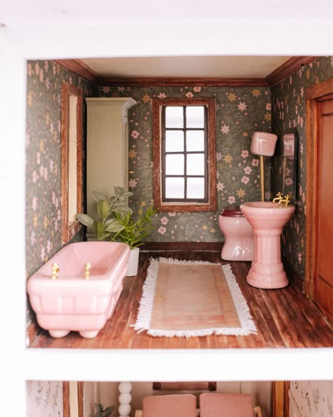 Frankie's Dollhouse Reveal! Dolls House Cottage Interiors, Dollhouse Nursery Ideas, Maximalist Dollhouse, Dollhouse Bathroom Ideas, Dollhouse Interior Ideas, Doll House Bathroom, Orchid Dollhouse, Dollhouse Castle, Dollhouse Cottage