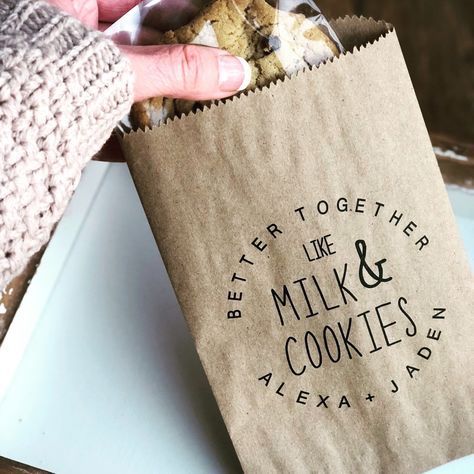 Wedding Snack Bags, Cookie Bar Wedding, Simple Wedding Favors, Wedding Snacks, Bridal Cookies, Cookie Wedding Favors, Creative Wedding Favors, Inexpensive Wedding Favors, Bridal Shower Cookies