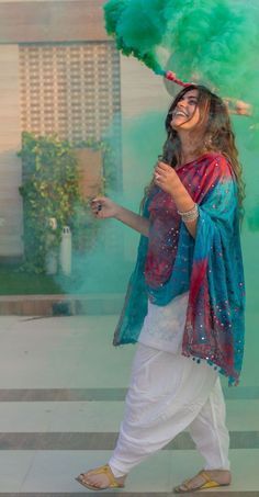 Holi Make Up Look Indian, Holi Outfit Ideas Indian Women, Holi Outfits Women Casual, Holi Poses For Women, Holi Photoshoot Ideas For Women, Holi Shoot Photo Ideas, Holi Outfits Women Indian, Holi Look For Women, Krithika Khurana