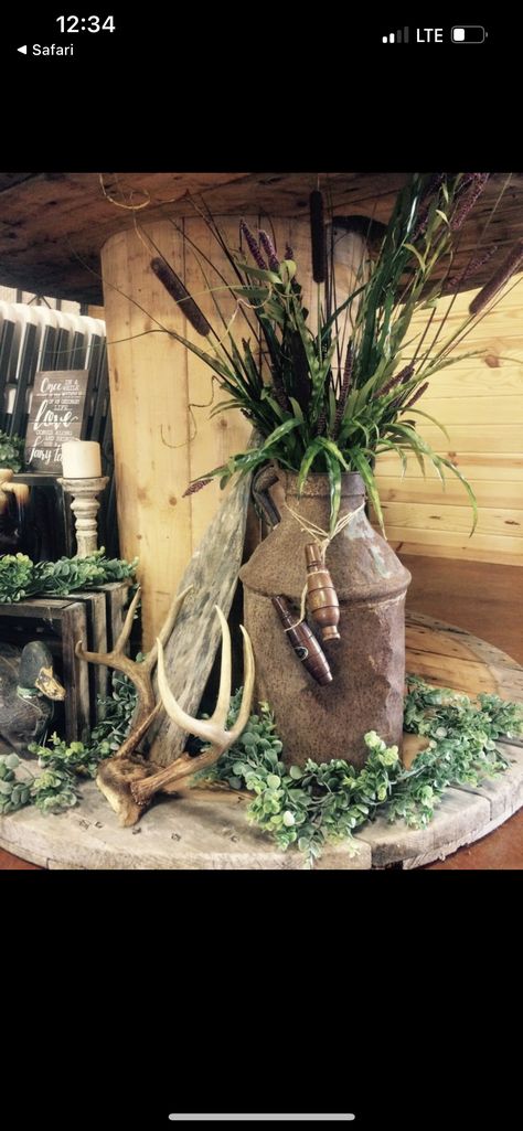 Wilderness Table Decorations, Hunting Grooms Cake Table, Deer Antler Table Centerpieces, Hunting Flower Arrangements, Manly Table Decor, Hunting Theme Table Centerpieces, Waterfowl Wedding Ideas, Grooms Table Hunting Theme, Hunting Themed Centerpieces