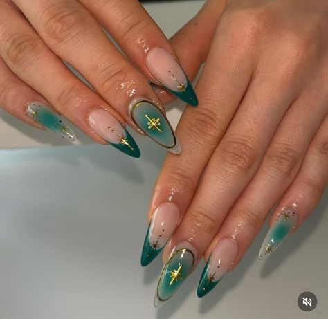 Birthday Nail Almond, Leaf Green Nails, Throne Of Glass Nail Art, Gel X Nail Designs Green, Emerald French Tip, Dark Green Design Nails, Gel X Nails Green, Turquoise Acrylic Nail Designs, Dark Green Almond Acrylic Nails