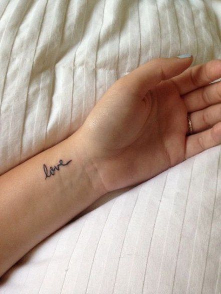 Herz Tattoo Klein, Love Wrist Tattoo, Wrist Tattoos Words, Small Words Tattoo, Wrist Tattoos Girls, Small Wave Tattoo, Side Wrist Tattoos, Meaningful Wrist Tattoos, Cool Wrist Tattoos