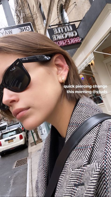 Kaia Gerber Earrings, Kaia Gerber Piercing Earring, Kaia Gerber Ear Piercings, Mid Helix Piercing, Celebrity Ear Piercings, Gigi Hadid Hair, Kaia Jordan Gerber, Kaia Gerber Style, Gigi Hadid Outfits