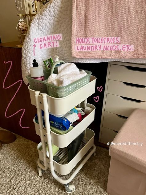 College Closet Organization Ideas, Dorm Closet Organization Ideas, College Dorm Organization Ideas, College Dorm Bathroom Ideas, Dorm Organization Hacks, Dorm Room Ideas Organization, Dorm Organization Ideas, Aesthetic College Dorm, University Bedroom