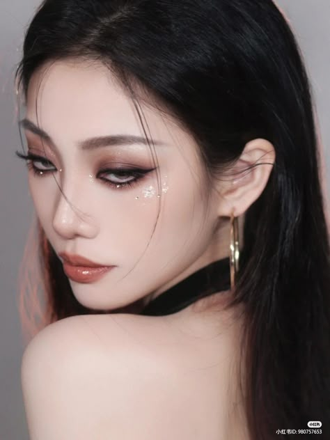 Makeup For Dark Hair Pale Skin, Dark Feminine Korean Makeup, Uzzlang Makeup Dark, Asian Dark Makeup, Dark Ulzzang Makeup, Dark Ethereal Makeup, Dark Douyin Makeup, Pretty Witch Makeup, Revenge Aesthetic