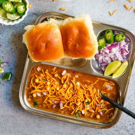 A delicious Mumbai breakfast, Misal Pav made as a one-pot recipe in the Instant Pot. Misal is a spicy sprouts curry cooked with onions, tomatoes, ginger, garlic and coconut. This is then topped with onions, lemon juice, farsan and enjoyed with pav (dinner rolls) | #misal #usal #pav #indian #mumbai #streetfood #curry #instantpot #pressurecooker #vegetarian | pipingpotcurry.com Misal Pav, Pav Recipe, Vegetarian Instant Pot, Indian Street Food Recipes, Meat Free Recipes, Vegetarian Curry, Indian Street Food, Curry Chicken Recipes, Indian Food Recipes Vegetarian