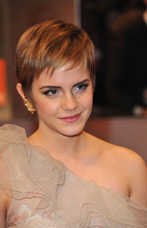 33 Cool Pixie Cuts and Hairstyles You’ll Want for 2019 Emma Watson Pixie, Emma Watson Short Hair, Celebrity Pixie Cut, Asymmetrical Pixie Cuts, Asymmetrical Pixie, Best Pixie Cuts, Best Short Haircuts, Penteado Cabelo Curto, Short Pixie Haircuts