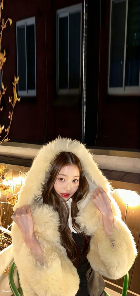 Wonyoung Wallpaper, Holiday Icon, Korean Pop, Forever Love, Kpop Wallpaper, Keep Warm, Kpop Idol, Red Velvet, Korean Fashion