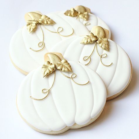 84 Likes, 12 Comments - Boutique Cakes & Sugar Cookies (@sweetartbynicole) on Instagram: “Pumpkin cookies with a touch of gold. 💖” White Pumpkins Wedding, Pumpkin Cookies Decorated, Cookies Fall, Cake Design For Men, Cookies Decoration, Cake Designs For Girl, Pumpkin Sugar Cookies, Royal Iced Cookies, Pumpkin Wedding