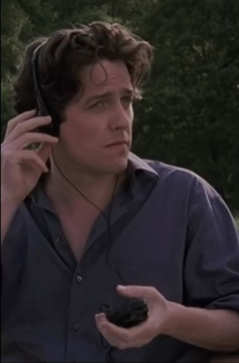 Hugh Grant Haircut, Hugh Grant Icon, High Grant 90s, Notting Hill Hugh Grant, Hugh Grant Bridget Jones, Men My Type, Hugh Grant Wallpaper, Hugh Grant 90s, Curly Wavy Hairstyles Men