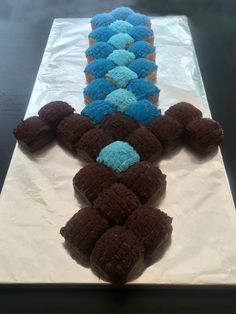 Minecraft Cake Cupcakes, Cupcakes Minecraft, Diy Minecraft Birthday Party, Car Cake Tutorial, Minecraft Cupcakes, Minecraft Diamond, Minecraft Party Decorations, Minecraft Birthday Cake, Easy Minecraft Cake