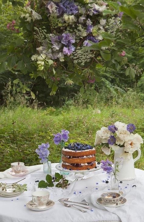 Picnic Dinner Party, Emma Lewis, Rose Cakes, Picnic Photography, Creative Date Night Ideas, Pop Up Cafe, Creative Dates, Garden Picnic, Romantic Shabby Chic