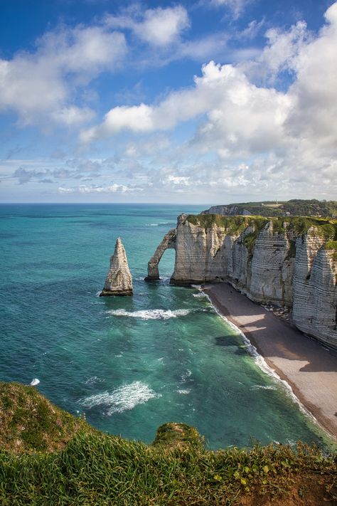 Thanks to @clembazard for making this photo available freely on @unsplash 🎁 Falaise Etretat, Etretat France, D Day Beach, American Cemetery, Normandy Beach, White Cliffs, France Travel Guide, Normandy France, Beautiful Castles