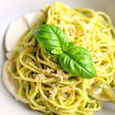 Low Sodium Pesto Sauce - Low So Recipes Tomato Spaghetti, Pesto Sauce Recipe, Pasta Al Pesto, Parmesan Recipes, Diner Recept, Pasta Carbonara, Pesto Chicken Pasta, Homemade Pesto, Chicken Pasta Recipes