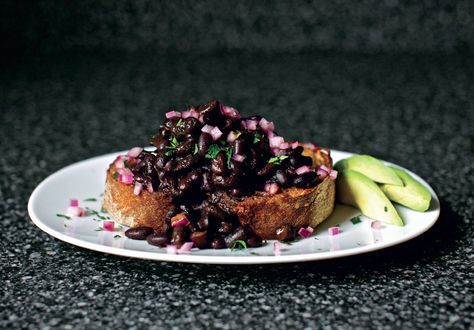 Slow-cooked Black Bean Ragout - The Happy Foodie - Smitten Kitchen - Use pureed ragout to make black bean quesadillas. Meatless Entrees, Julia Childs, Slow Cooker Black Beans, Slow Cooked Beef, Cooking Black Beans, Slow Cook, Bean Stew, Kitchen Cookbook, French Dishes