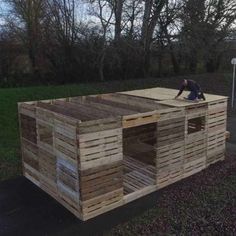 Pallet House Plans, Pallet Cabin, Pallet Shed Plans, Pallet Kids, Pallet Barn, Pallet Playhouse, Casa Hobbit, Pallet Building, Workshop Shed