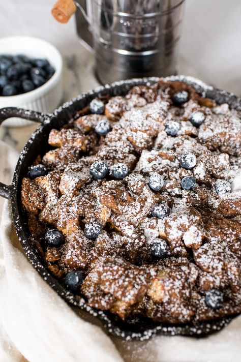 This simple but delicious baked french toast casserole recipe is perfect for when you need to feed a large crowd for brunch or breakfast. We... Breakfast Cast Iron Skillet, French Toast Skillet, Skillet French Toast, Iron Skillet Cornbread, Breakfast Casserole French Toast, French Toast Casserole Recipe, Baked French Toast Casserole, Baked French Toast, Ham Casserole