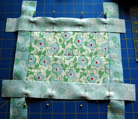 Easy Mitered Corners! - Amy's Creative Side Sewing Mitered Corners, Quilt Binding Tutorial, Quilt Corners, Amish Quilt, Quilt Border, Quilt Binding, Beginner Sewing Projects Easy, Sewing Pillows, Creation Couture