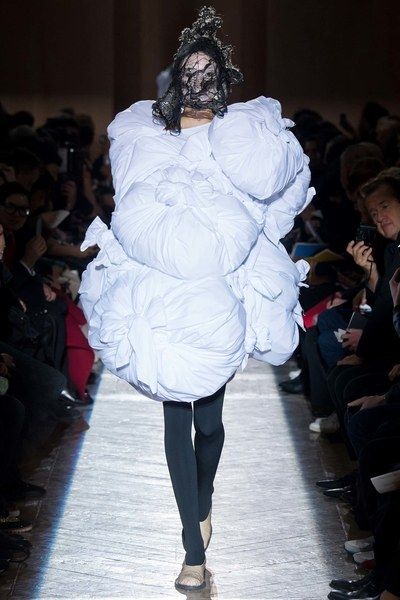 Rei Kawakubo Comme Des Garcons, Sculptural Fashion, Rei Kawakubo, Mode Inspo, 2015 Fashion, Fall 2015, Paris Fashion, Paris Fashion Week, Fashion Collection