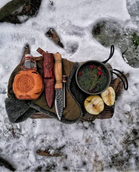 Survivor Kit, Camping Aesthetic, Bushcraft Camping, Adventure Aesthetic, Green Witch, Camping Food, Camping Life, Camping Survival, Camping Meals