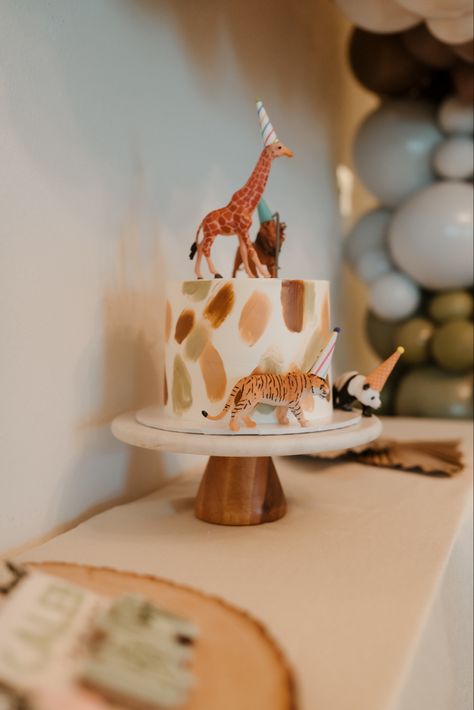 First Birthday Animal Cake, Neutral Animal Birthday Party, Wilde One Birthday Party, Pastel Animal Birthday Party, Simple Safari Cake, Animal Cake Ideas, Wild One Birthday Cake, Animal Birthday Cake, Birthday Party For Boys