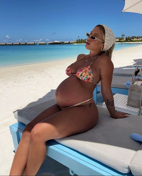 Tammy Hembrow Pregnant, Babymoon Pictures, Pregnant Pictures, Couple Photography Winter, Summer Pregnancy Outfits, Babymoon Photos, Pregnancy Pics, Pregnancy Belly Photos, Cute Pregnancy Pictures