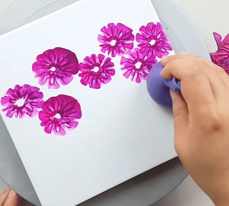 How to Paint Flowers With a Balloon Instructions Paint With Balloons Canvases, Flower Painting Preschool, Painting Ideas On Canvas Easy Flowers, How To Paint Flowers On Canvas, Flower Print Painting, Paint A Flower Easy, Qtip Flowers Painting, Ballon Art Painting, Painting Flowers With Balloons