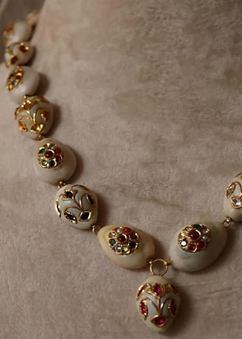 Conch Jewellery, Meena Jewellery, Mughal Jewelry, Vintage Indian Jewelry, Conch Jewelry, Gold Pearl Jewelry, Antique Necklaces Design, Simple Jewellery, Jewellery Design Sketches