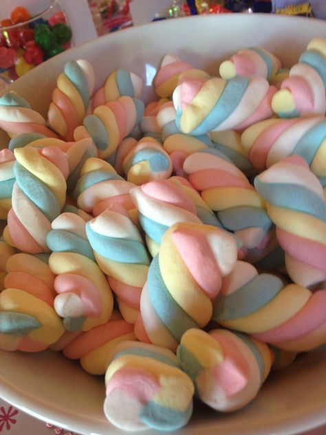 Rainbow Marshmallow, Sleepover Food, Junk Food Snacks, Mia 3, Think Food, Snap Food, Kawaii Food, Cute Desserts, Food Snapchat