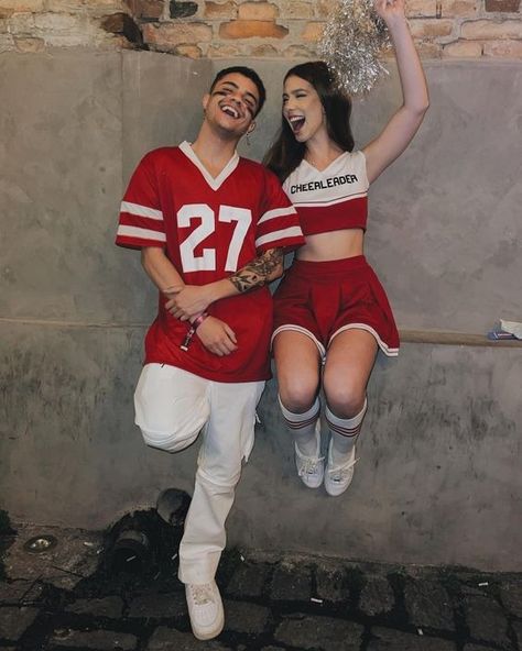 30 Cute And Unique Couples Halloween Costumes Ideas - RecipeMagik Halloween Casal, Tourist Costume, Punny Costumes, Carnaval Outfit, Couples Halloween Costumes, Unique Couple Halloween Costumes, Halloween Parejas, Halloween Costumes Ideas, Duo Costumes