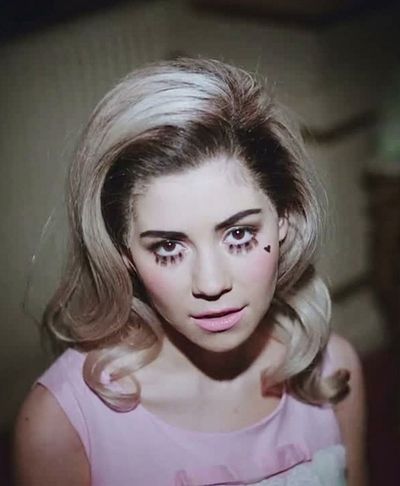 Primadonna Marina Electra Heart, Living La Dolce Vita, Primadonna Girl, Teen Idle, Electra Heart, Marina Diamandis, Divorce And Kids, Marina And The Diamonds, Family Jewels