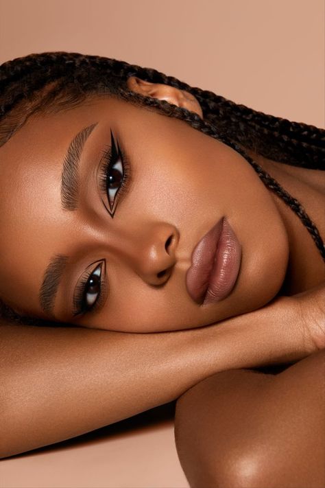 Photo Shoot Makeup Ideas Natural, Soft Glam Photoshoot, Eye Makeup Dark Skin, Beauty Photography Ideas, Uni Makeup, Soft Pink Makeup, Liquid Cat, Soft Makeup Look, Natural Dramatic