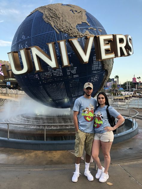 Universal Studios Outfit, Kawaii Clothes Goth, Honeymoon Pictures, Babymoon Photos, Latina Outfit, Clothing Studio, Hollywood Couples, Universal Studios Florida, Universal Studios Japan