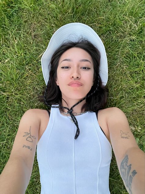 Grass Selfie, Grass Tattoo, Cozy Pictures, Short Hair Natural, Piercing Aesthetic, Pics Inspo, Aesthetic White, Money Aesthetic, Girl Short Hair