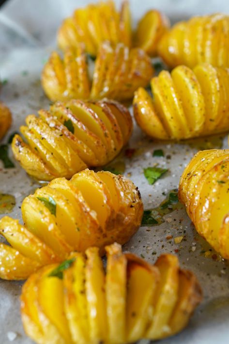 Mini Hasselback Potatoes Air Fryer, Blooming Potato Recipe Air Fryer, Blooming Potato Recipe, Mini Hasselback Potatoes, Air Fryer Hasselback Potatoes, Air Fryer Vegetables, Red Potato Recipes, Beans Potatoes, Air Fryer Potatoes