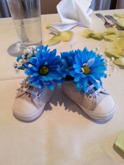 CafeMom.com : Baby Shoes Flower Holder : 50 Beautiful DIY Baby Shower Centerpieces That Will Save Serious Money -- The best part about these flower holders made out of baby shoes from Mommy Baby Buzz is that when the shower is over, the mom-to-be can take the shoes home with her as gifts. There is nothing cuter than tiny baby shoes! Diy Baby Shower Centerpieces, Baby Shower Table Centerpieces, Boy Baby Shower Centerpieces, Boy Diy, Cadeau Baby Shower, Simple Baby Shower, Baby Shower Table, Fiesta Baby Shower, Shower Bebe