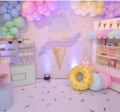 Candy Land Backdrop, Candy Room, Baby Photography Backdrop, Birthday Background Design, Balloons Photography, Studio Backdrops Backgrounds, 1st Birthday Photoshoot, Candyland Birthday, Candy House