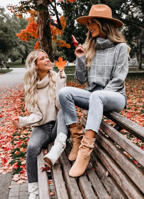 Color Coordinating Outfits For Friends, Fall Sisters Photoshoot, Bestie Photo Shoot Poses, Fall Picnic Photoshoot Friends, Fall Photo Outfit Ideas, Autumn Friends Photoshoot, Fall Pictures For Best Friends, Fall Picture Poses For Friends, Fall Best Friend Pictures