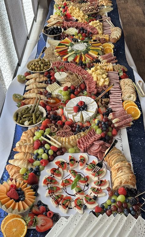 Charcuterie Lunch, Xmas Appetizers, Charcuterie Table, Appetizer Display, Charcuterie Appetizers, Amazing Food Platters, Garlic Cream Sauce, Creamy Garlic Sauce, Catering Ideas Food