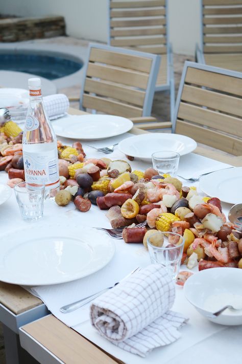 Low Country Boil Recipe, Beach Dinner Parties, Shrimp Boil Party, Low Country Boil Party, Mid Century Modern Patio, Crab Party, Seafood Boil Party, Crawfish Boil Party, Lake Birthday