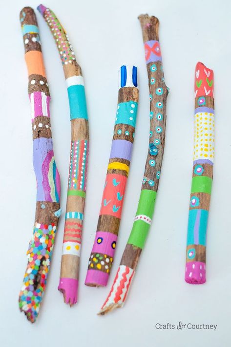 Simple Painted Stick Nature Craft for kids Nature Craft, Arts Management, Stick Art, Driftwood Crafts, Painted Sticks, Camping Crafts, Camping Art, Driftwood Art, Craft For Kids